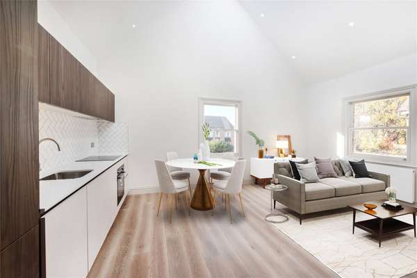 Flat Woodville Road in Greater London