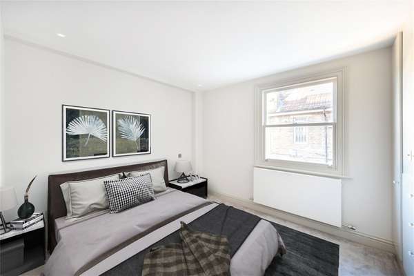Flat Woodville Road in Greater London
