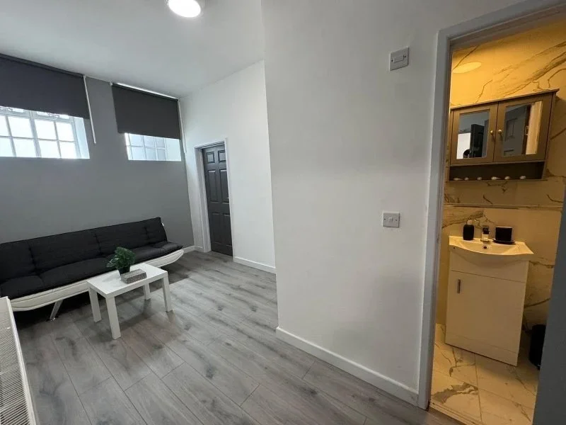 Flat Whitchurch Lane in Greater London