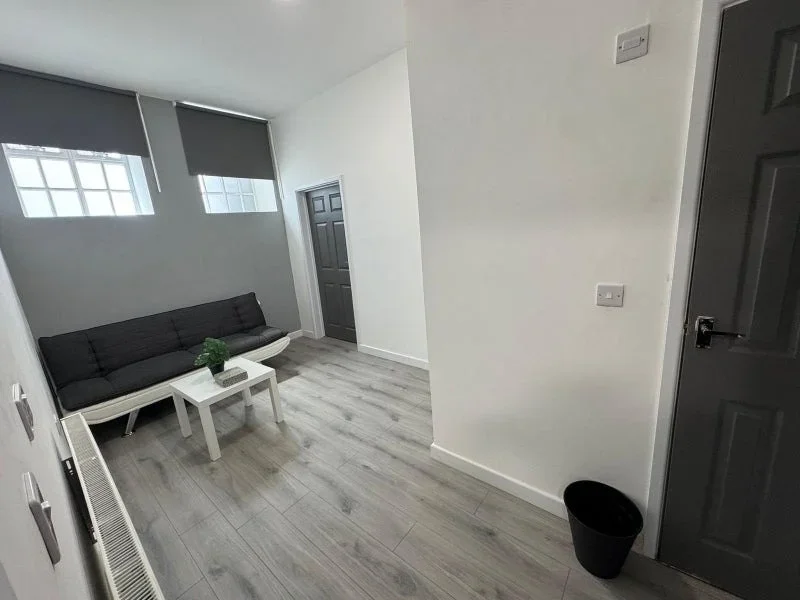 Flat Whitchurch Lane in Greater London