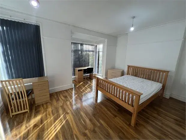Room Bernard Street in Swansea