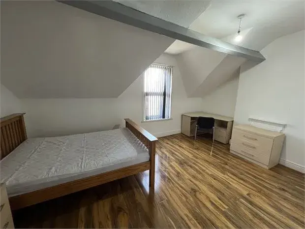 Room Bernard Street in Swansea