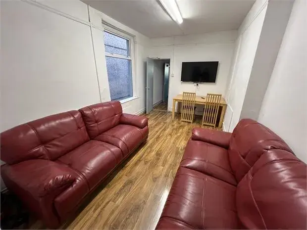 Room Bernard Street in Swansea