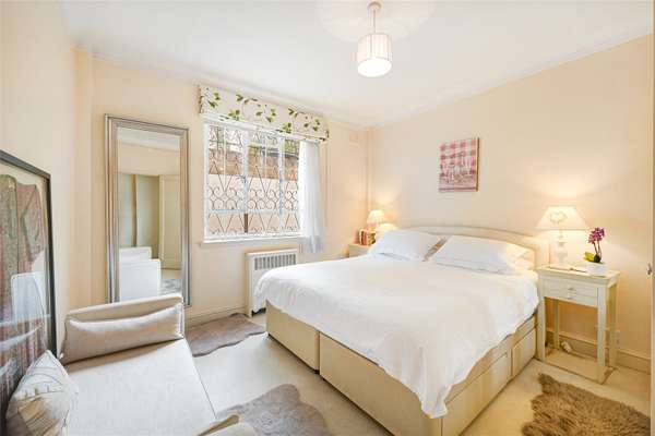 Flat Franklins Row in Greater London