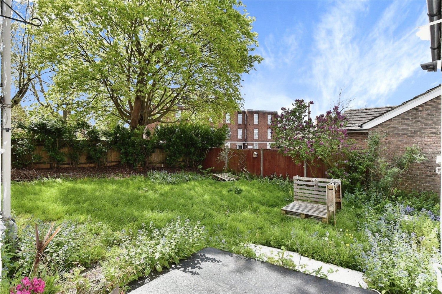 Flat Thornton Avenue in Greater London