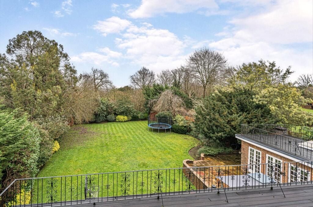 House Grange Avenue in Greater London