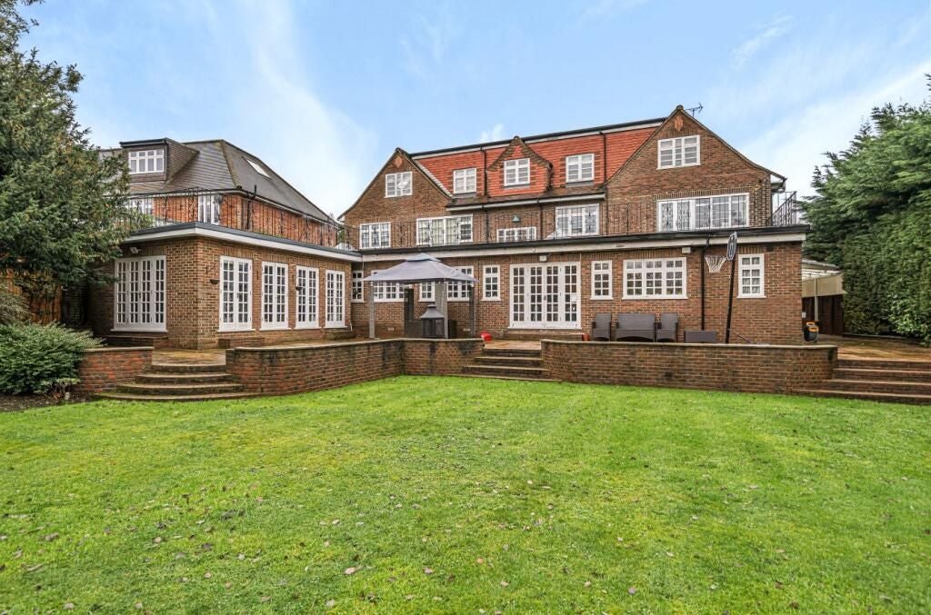 House Grange Avenue in Greater London