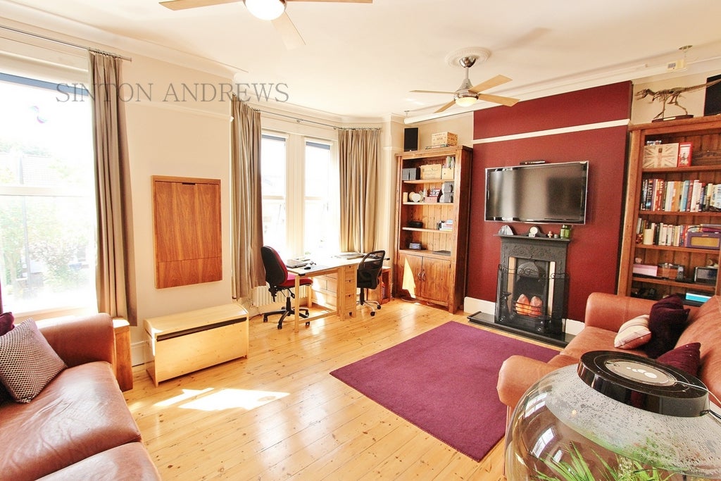 Flat Egerton Gardens in Greater London