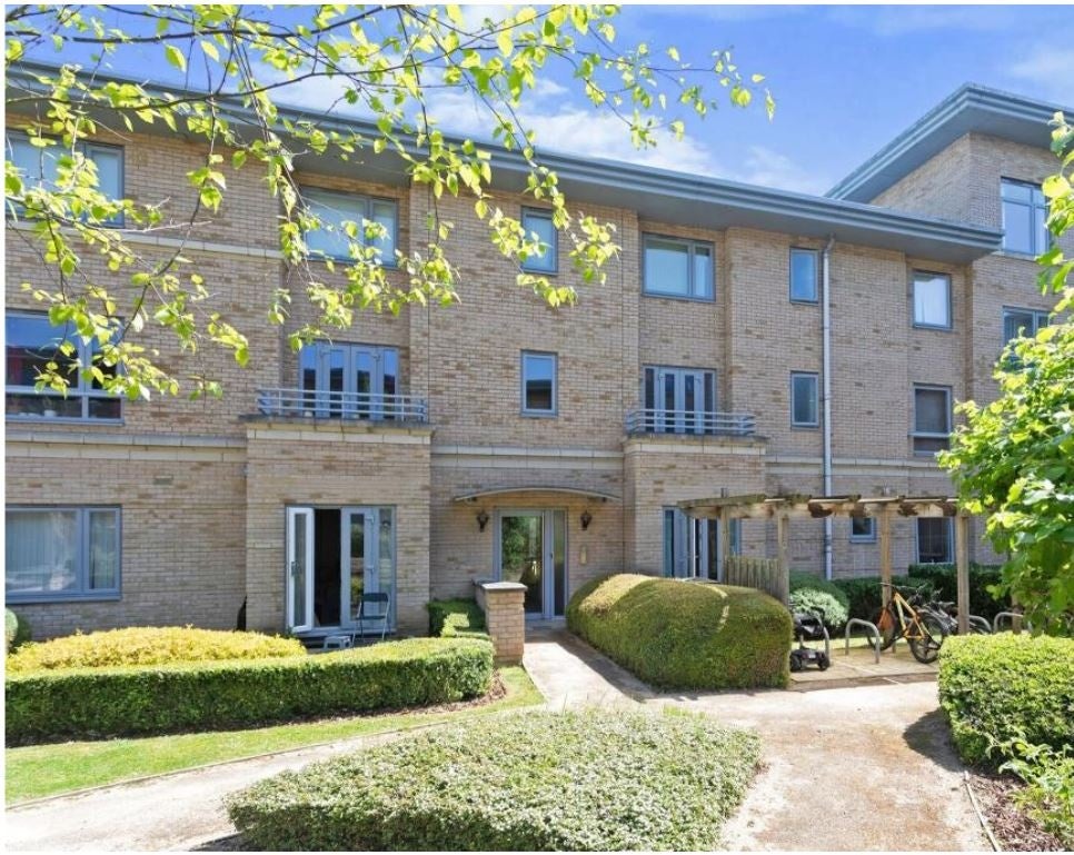 Flat Robinson Street in Milton Keynes