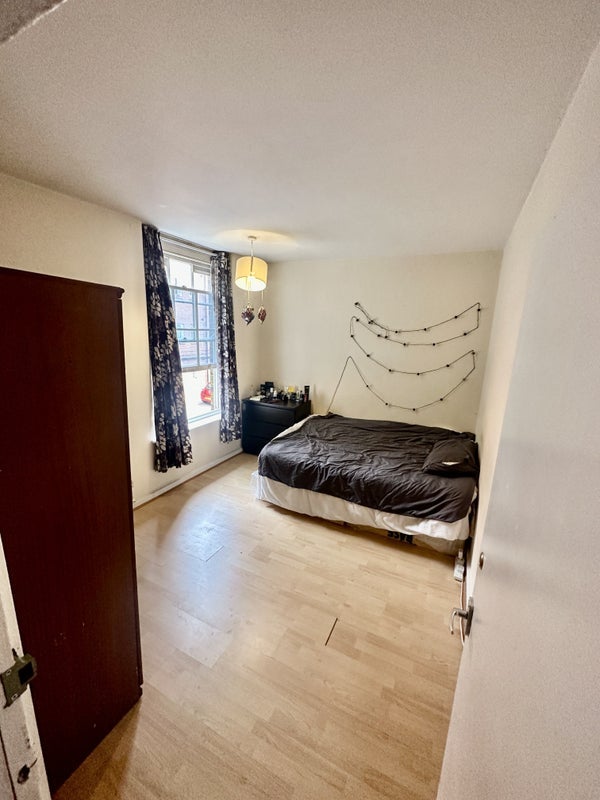Room Boundary Street in Greater London