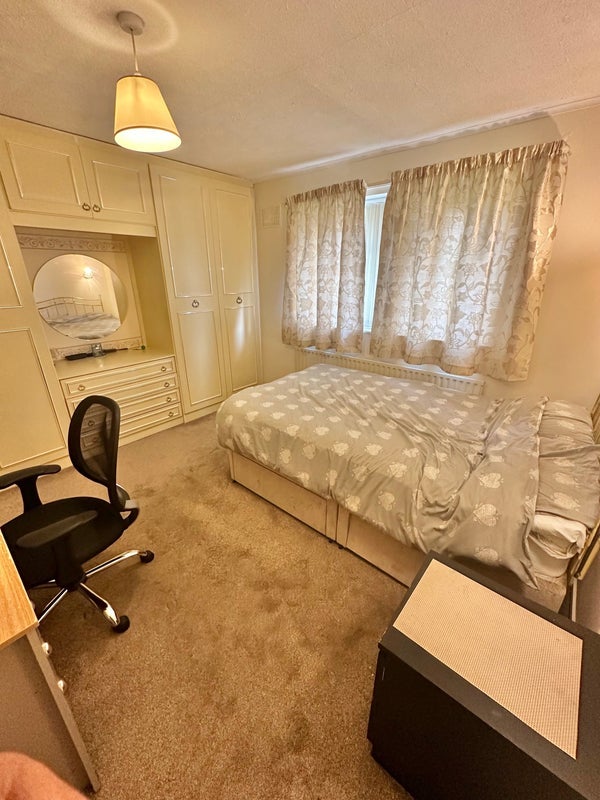 Room Boundary Road in Crawley