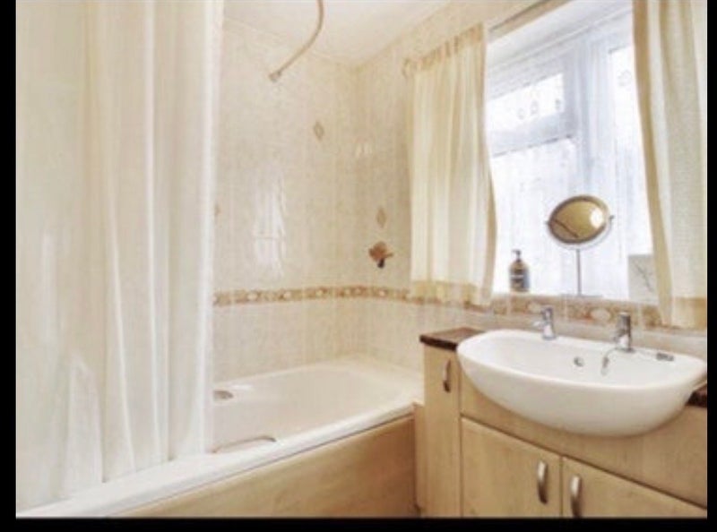 Room Boundary Road in Crawley