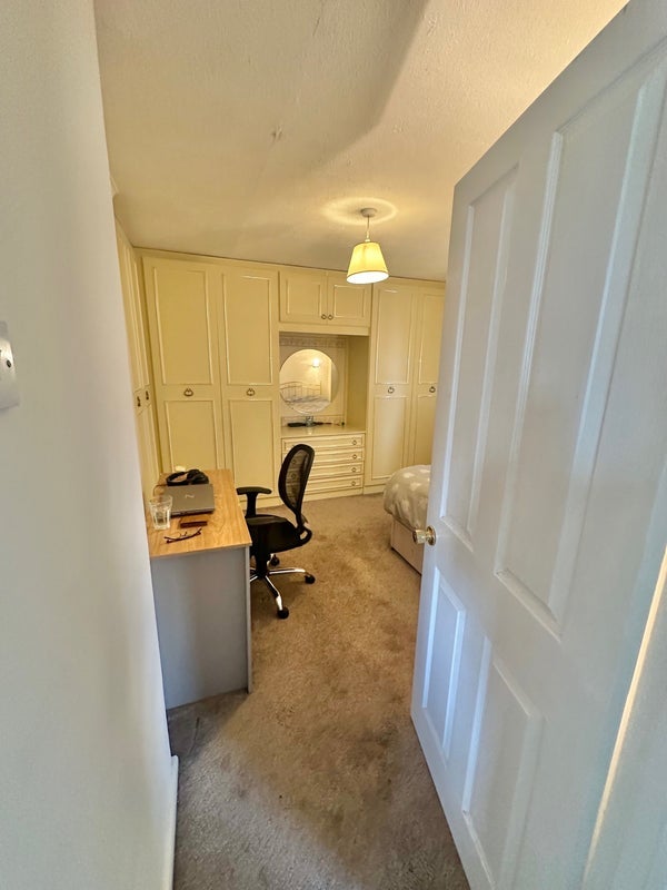 Room Boundary Road in Crawley