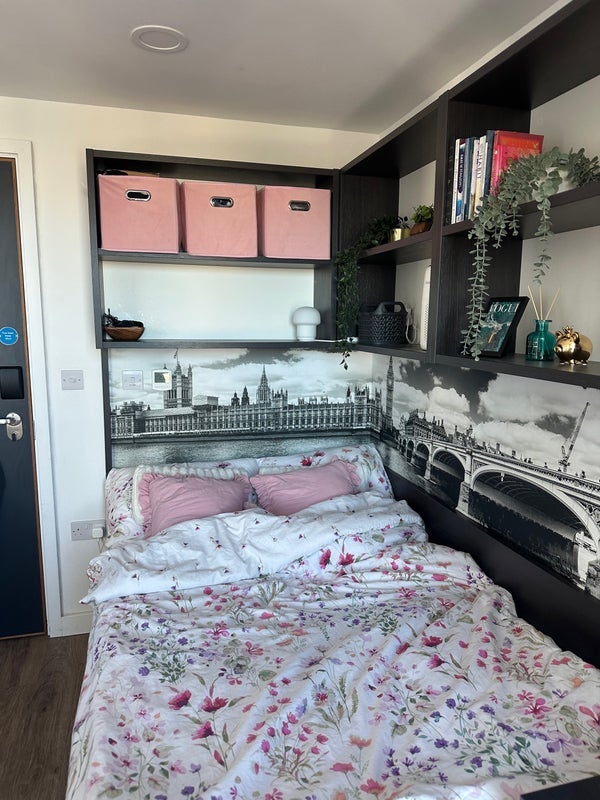 Room Miles Street in Greater London