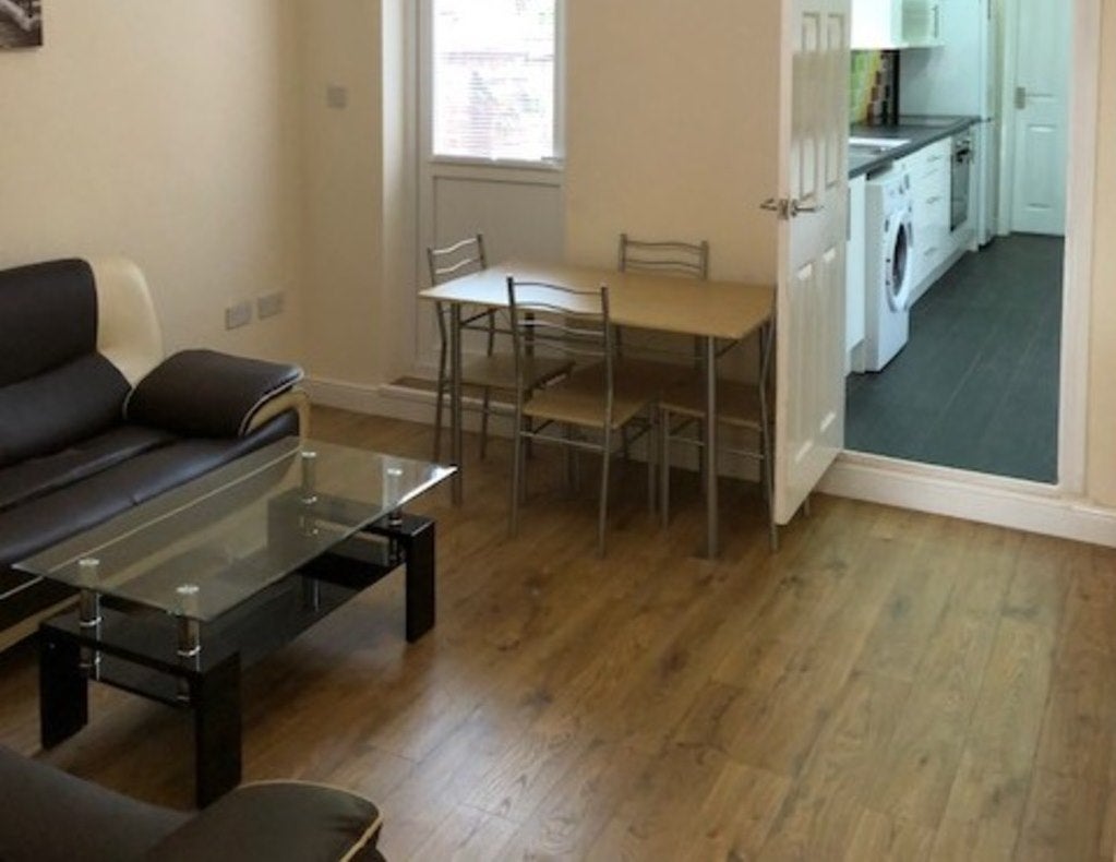 Room Charterhouse Road in Coventry