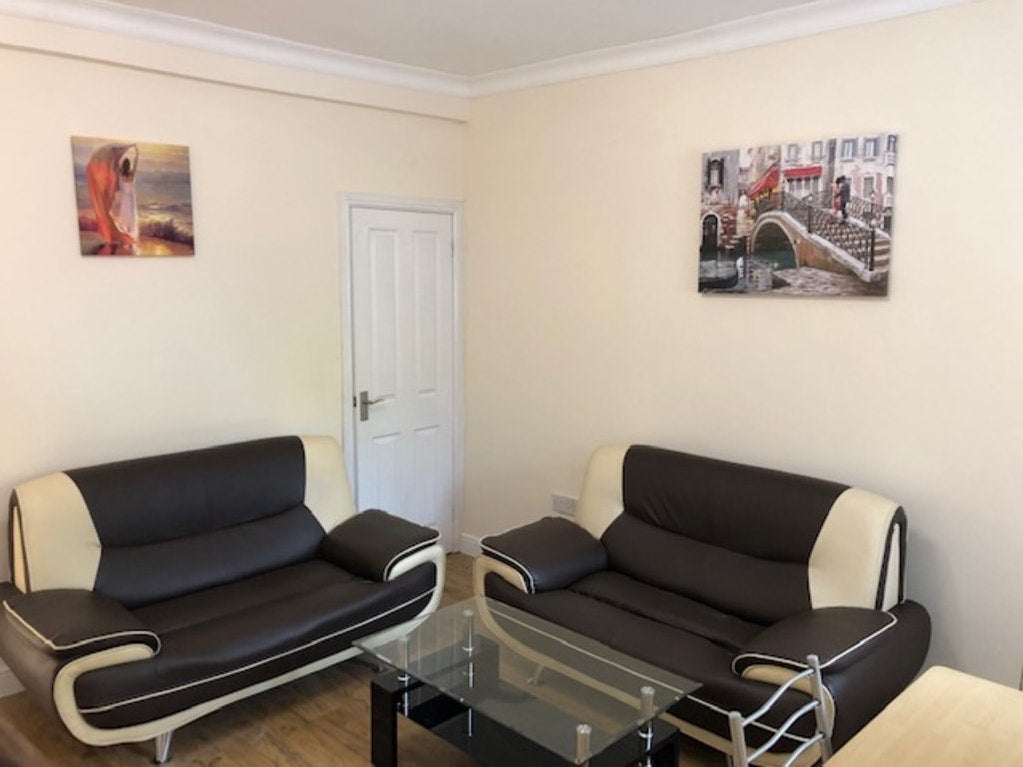 Room Charterhouse Road in Coventry