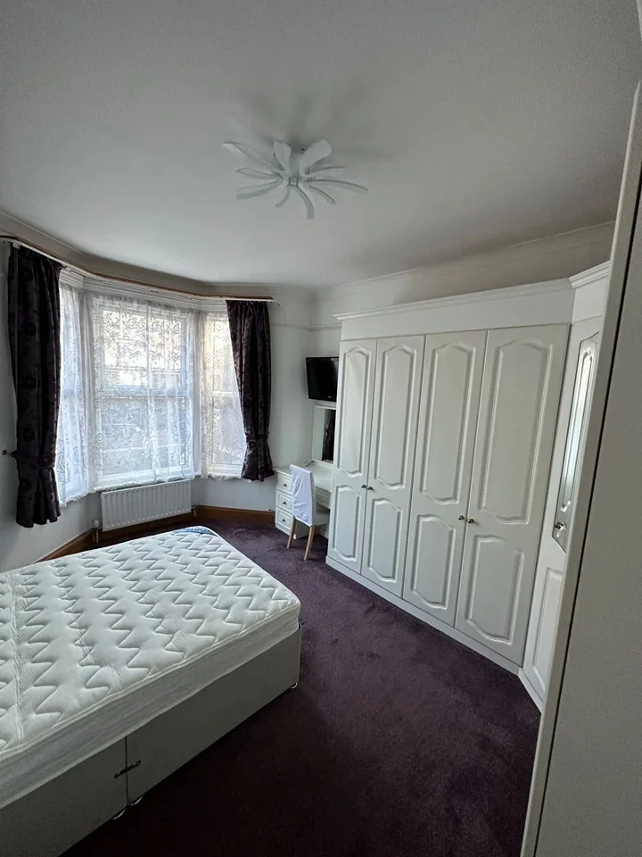 Room Sixth Avenue in Greater London