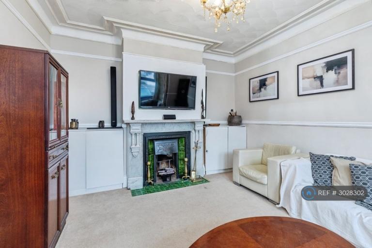 Room Nelson Road in Gillingham