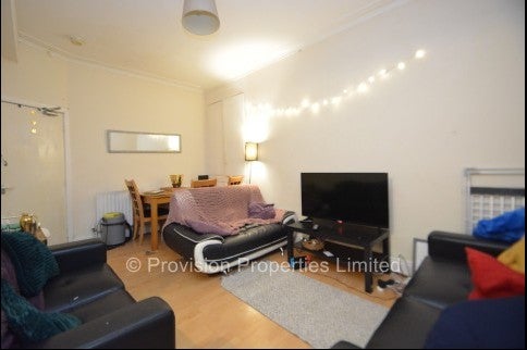 Room Walmsley Road in Leeds