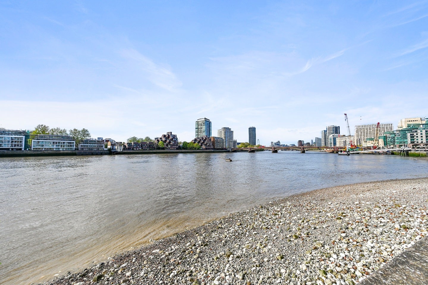 Flat Nine Elms Lane in Greater London