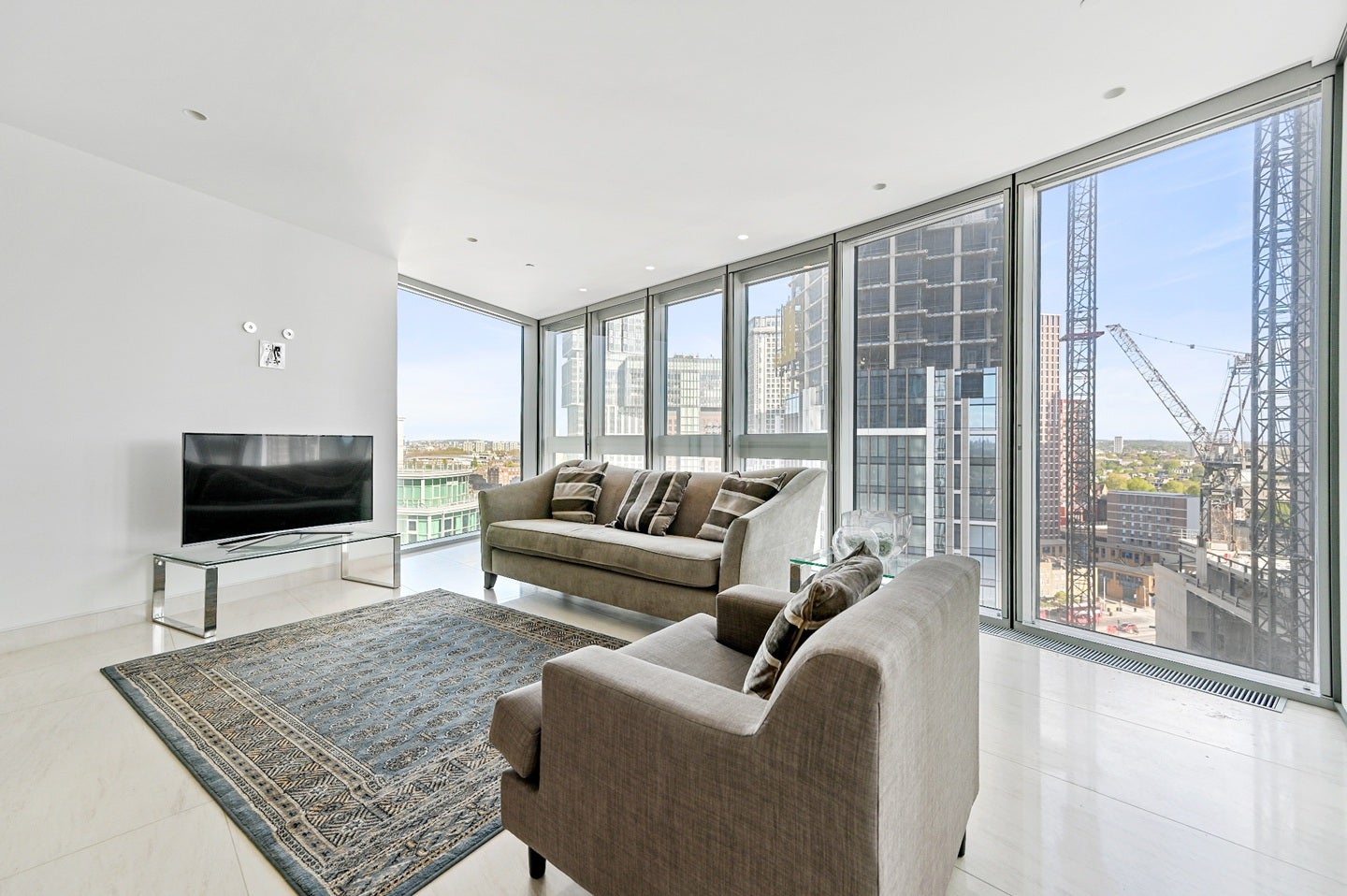Flat Nine Elms Lane in Greater London