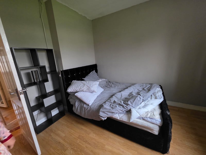 Room Parkneuk Road in Glasgow