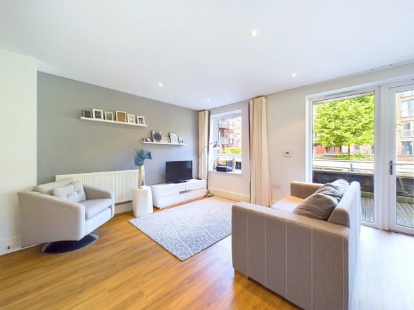 Flat Unwin Way in London