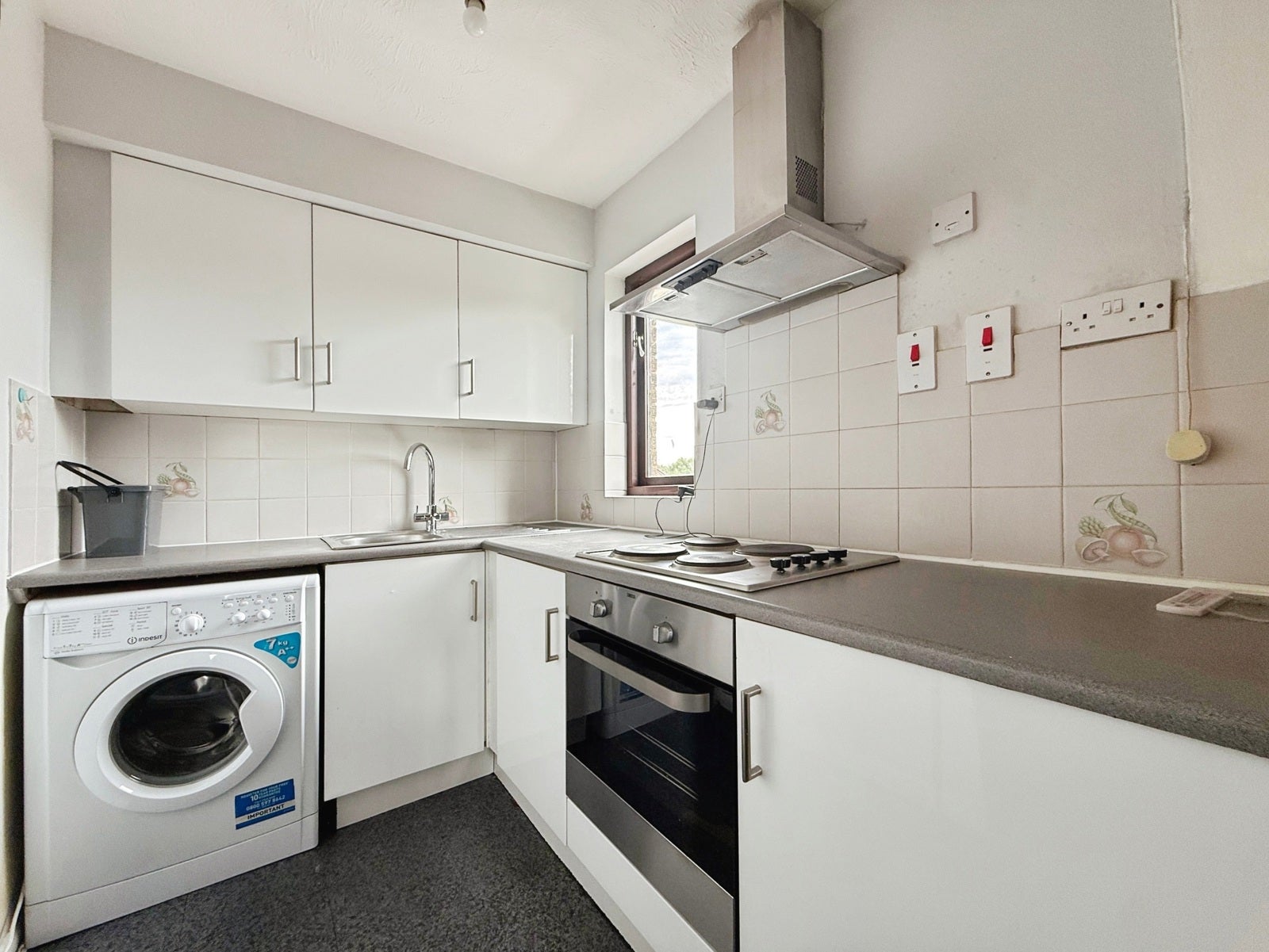 Flat Holly Gardens in Greater London