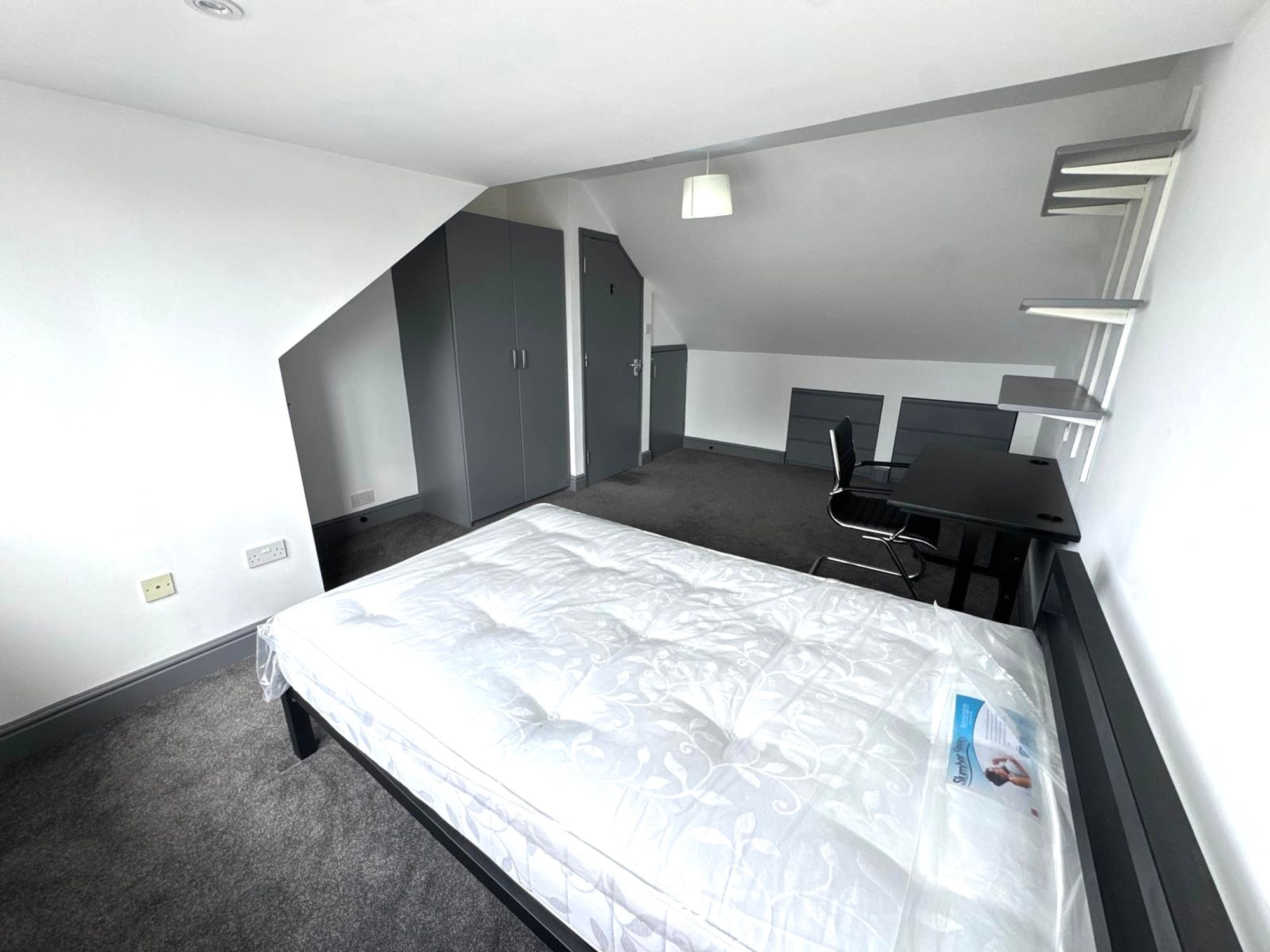 Room Mackintosh Place in Cardiff