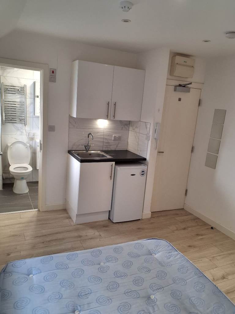 Flat Ruislip Road in Greater London