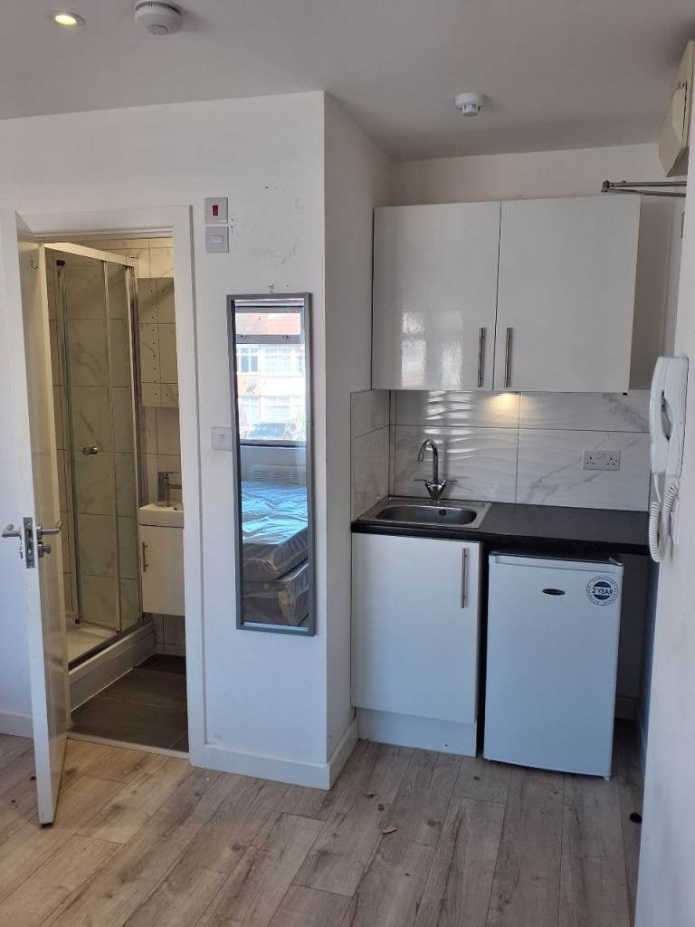 Flat Ruislip Road in Greater London