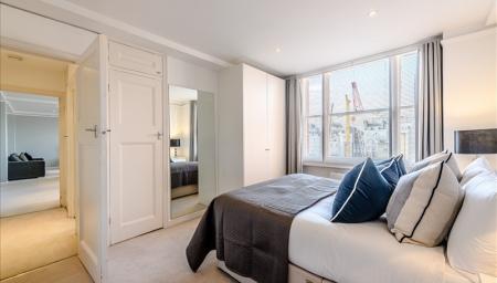 Flat Hill Street in City of Westminster