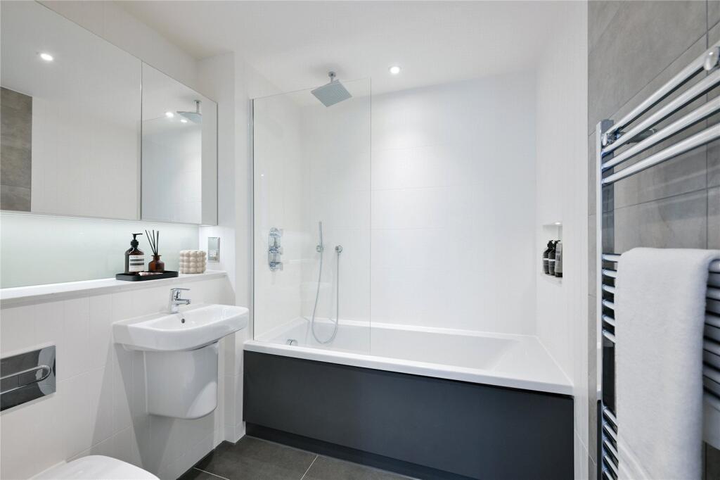 Flat Lansdowne Road in Greater London