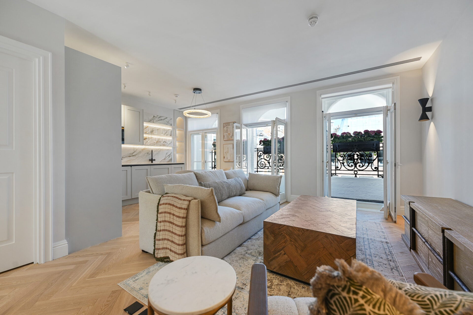 Flat Conduit Street in City of Westminster