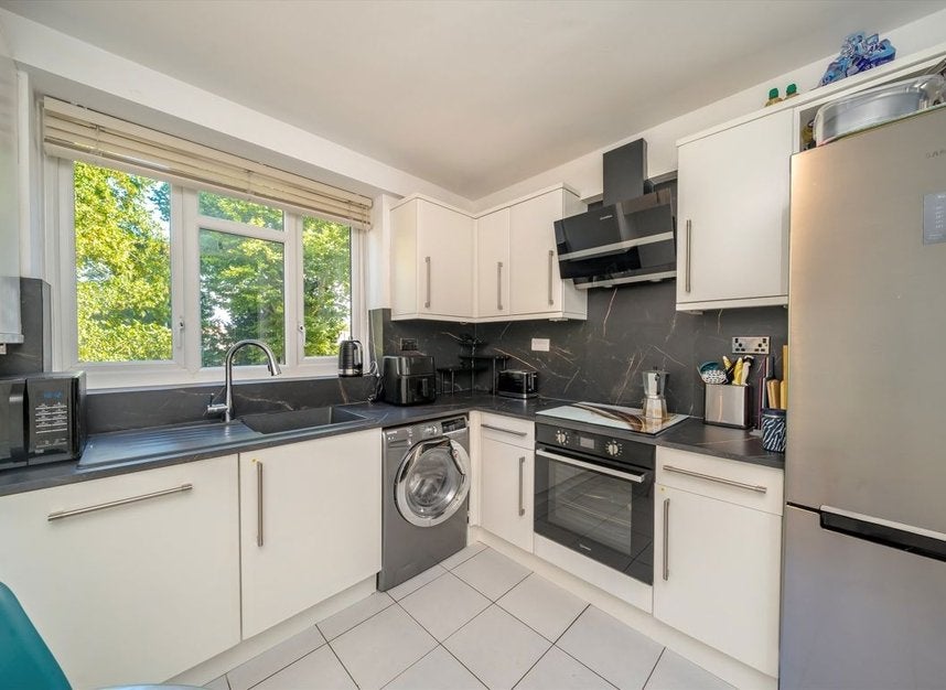 Flat Whitnell Way in Greater London