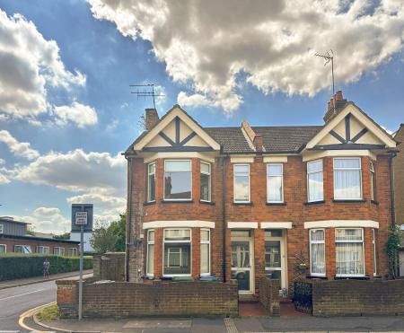Flat Leavesden Road in Watford