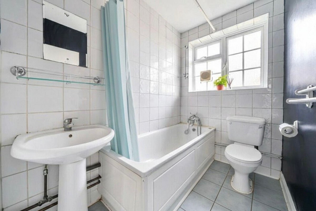 Flat Grove Crescent in Greater London