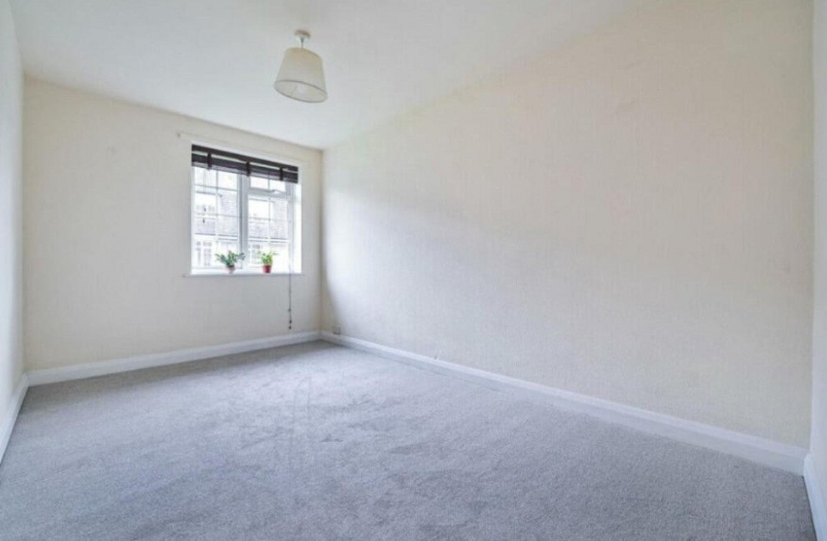 Flat Grove Crescent in Greater London