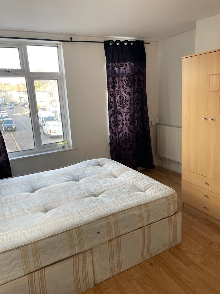 Flat Kelvin Road in Greater London