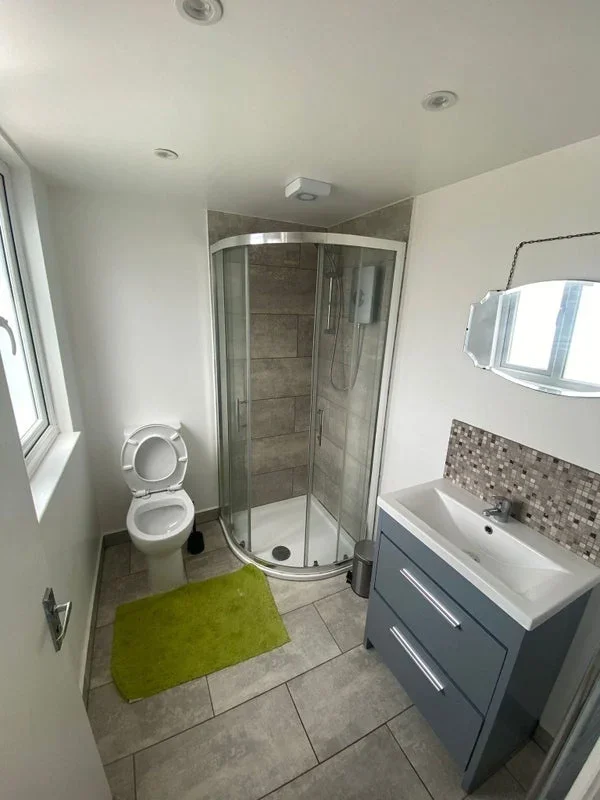 Room Elm Road in Greater London