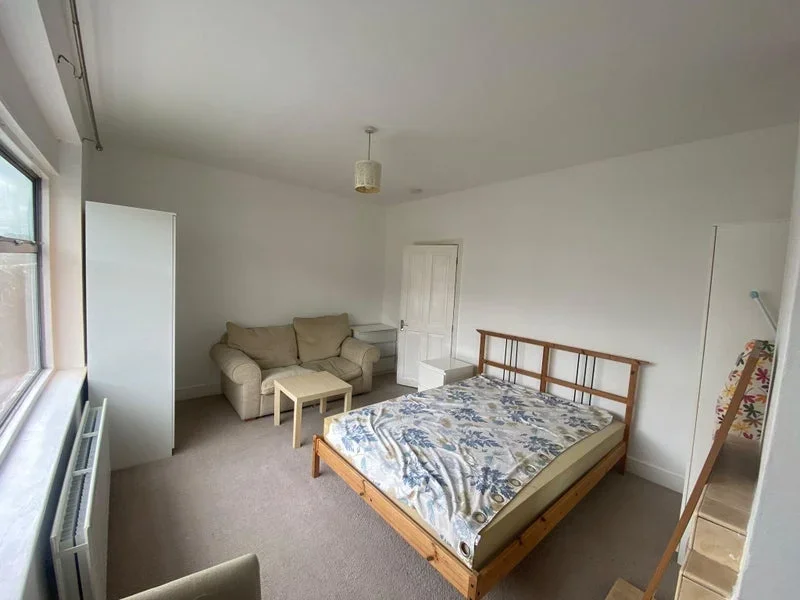 Room Elm Road in Greater London
