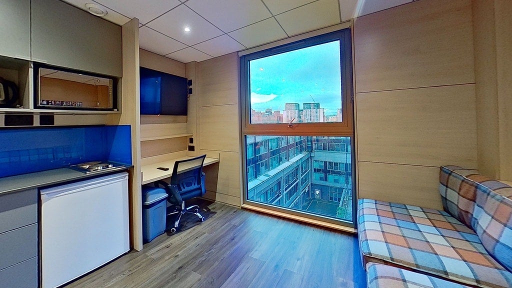 Flat Byron Street in Leeds
