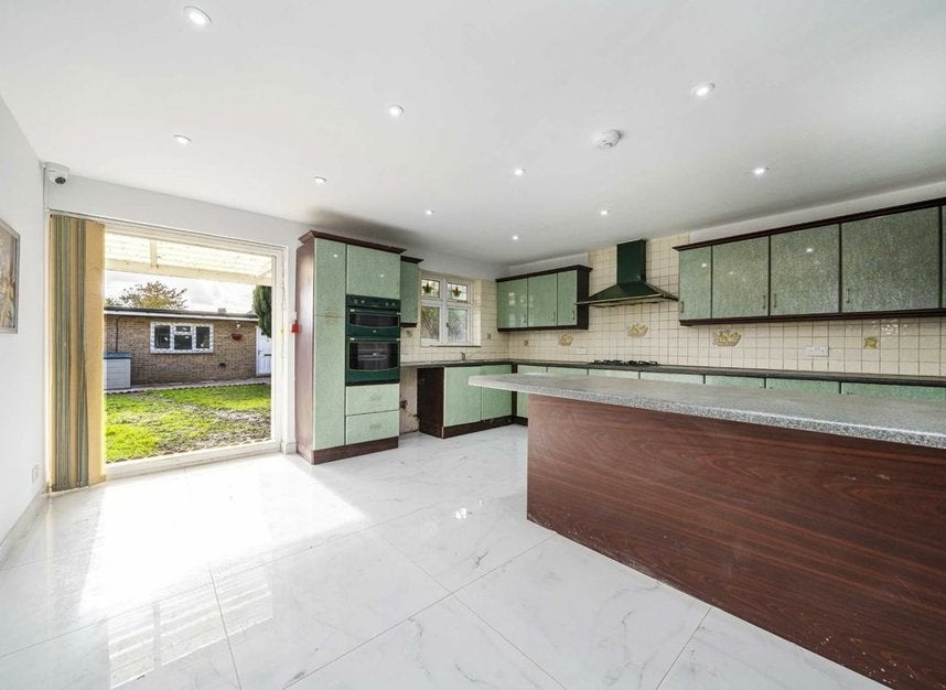 Flat Bath Road in Greater London