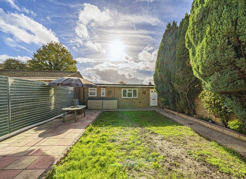Flat Bath Road in Greater London
