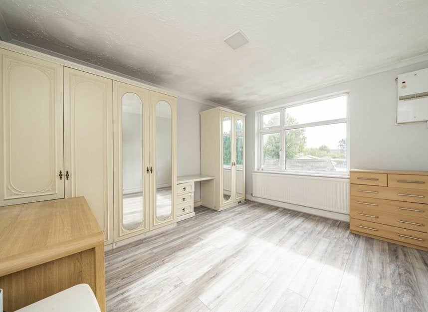 Flat Bath Road in Greater London