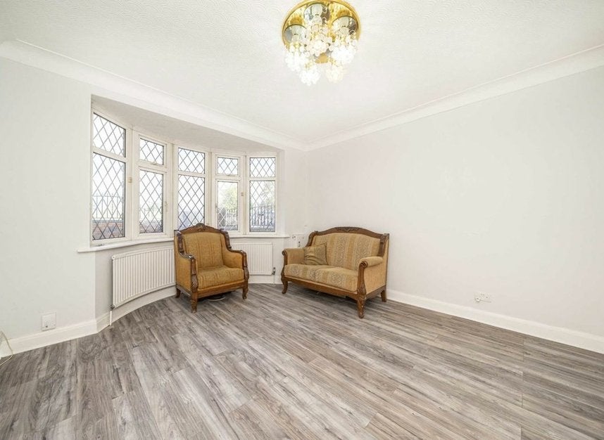 Flat Bath Road in Greater London