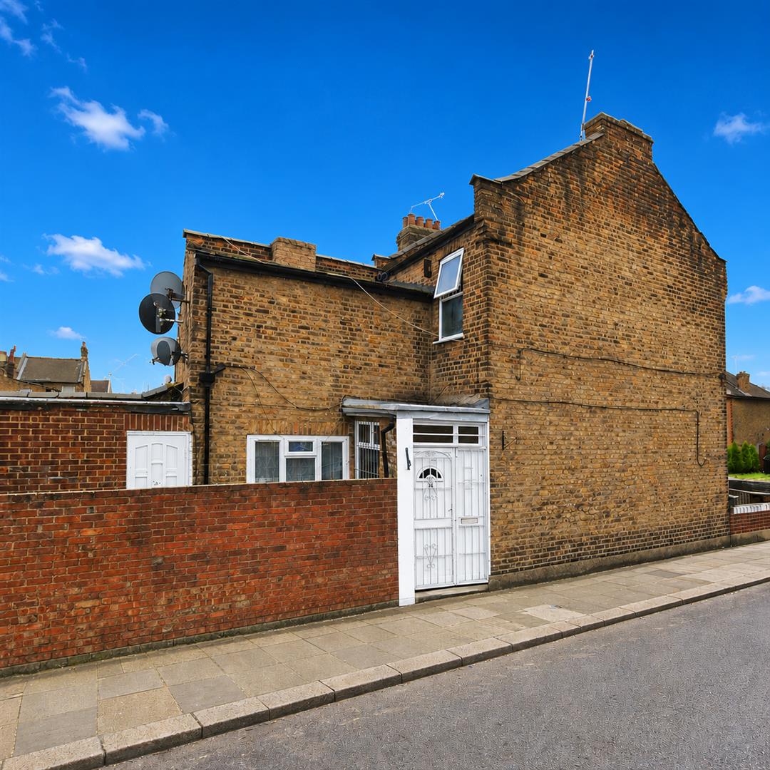 Flat Rays Avenue in Greater London