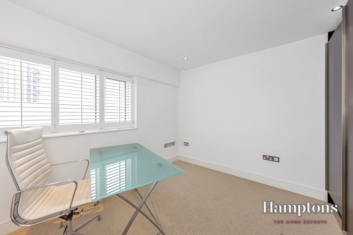 Flat Dowells Street in Greater London