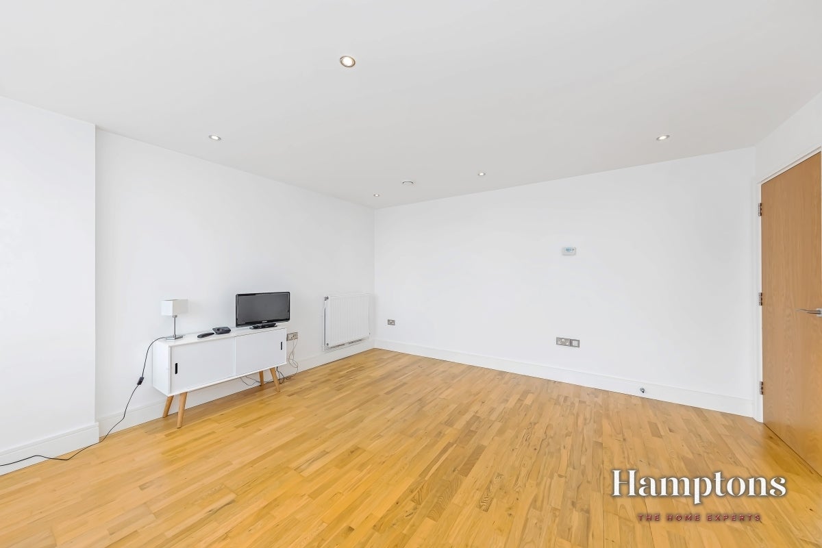 Flat Dowells Street in Greater London