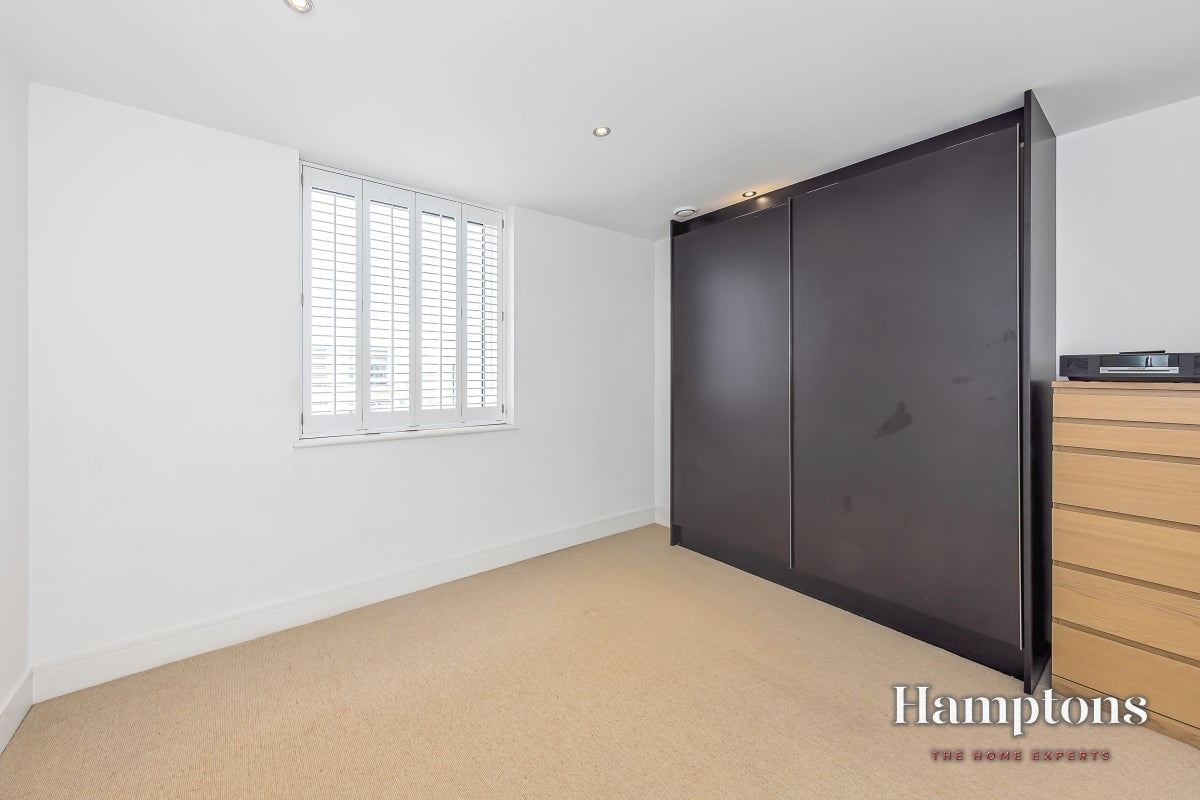 Flat Dowells Street in Greater London